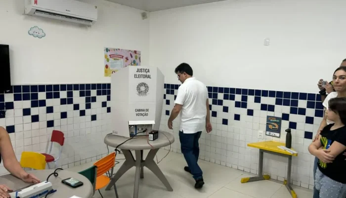 Rafael Fonteles vota em Teresina durante as eleições de 2026