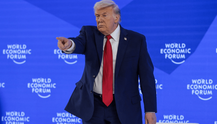 O presidente dos EUA, Donald Trump, gesticula durante o 56º Fórum Econômico Mundial (WEF) anua...